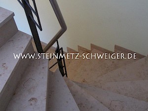 Innentreppe aus Jura Kalkstein - Oberfläche satiniert