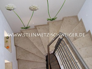Innentreppe aus Jura Kalkstein - Oberfläche satiniert