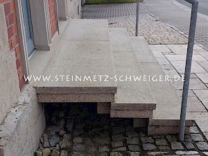 Außentreppe aus gelben Granit, Oberfläche gestockt
