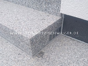 Eingangstreppe aus Rosa Beta Oberfläche geflammt