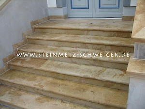 Außentreppe aus Postaer Sandstein mit profilierter Stufenkante