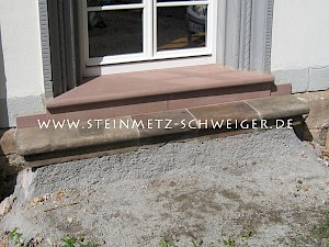 Eingangstufe aus rotem Sandstein neu und alt