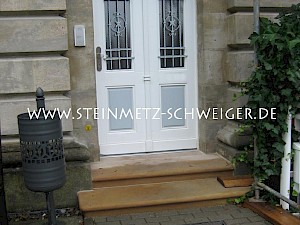 Eingangspodest aus Posater Sandstein, Blockstufen mit Rundstab