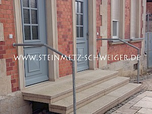 Außentreppe aus gelben Granit auf Stahlunterbau