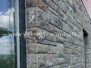 Außenwand Verkleidung aus Kalkstein mit Ecksteinen an der Leibung